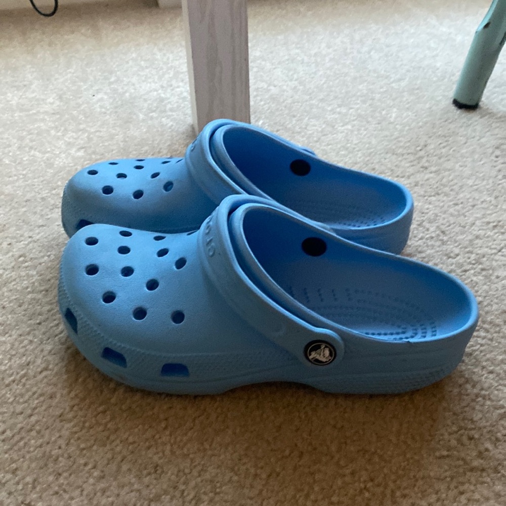 Crocs; men’s 5 women’s 7